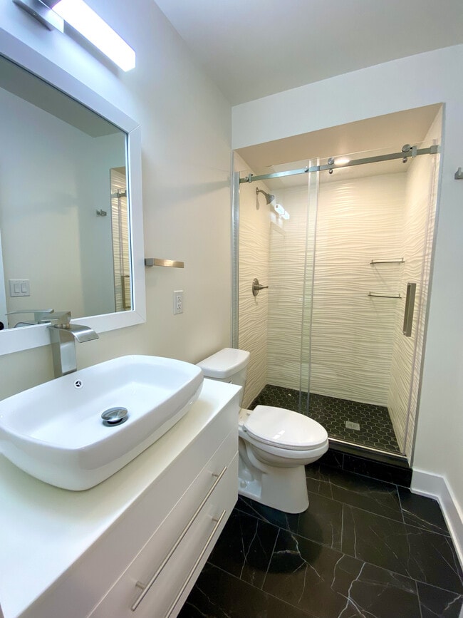 Building Photo - 821 Diamond St