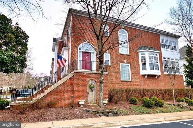 Building Photo - 1880 Crescent Park Dr