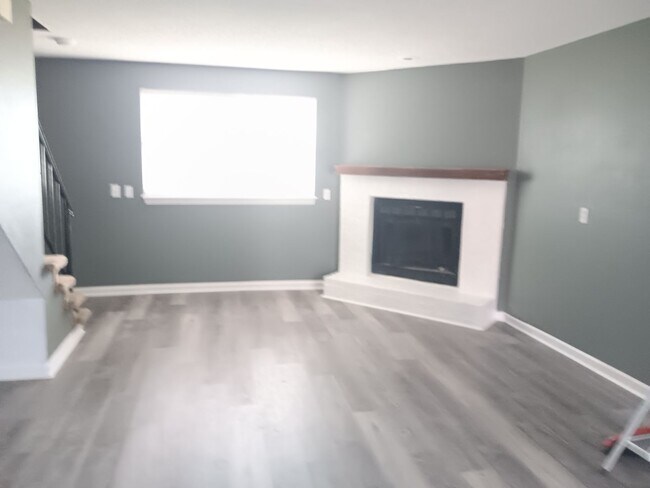 Building Photo - Spacious 3-bedroom, 1.5-bath townhome available