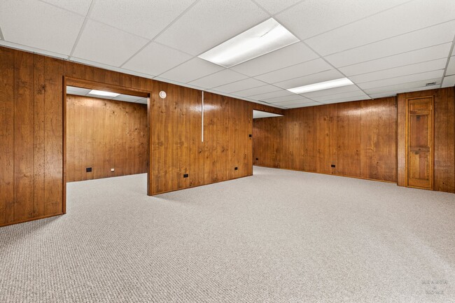 Building Photo - 615 W Parkside Dr