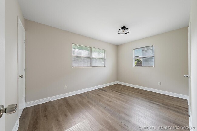 Building Photo - 1297 NW Charlie Green Dr