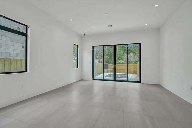 Building Photo - 606 SW 7th Ave