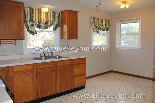 Building Photo - 2 Bed 1 Bath Home with Huge Bonus Room Nea...