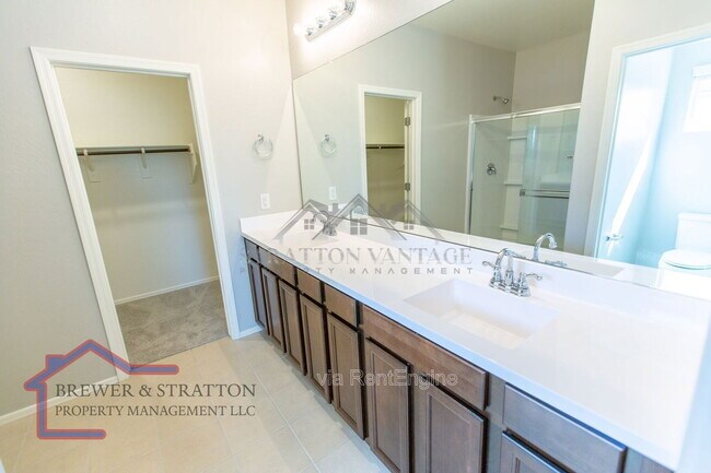 Building Photo - 495 E Rio Pl