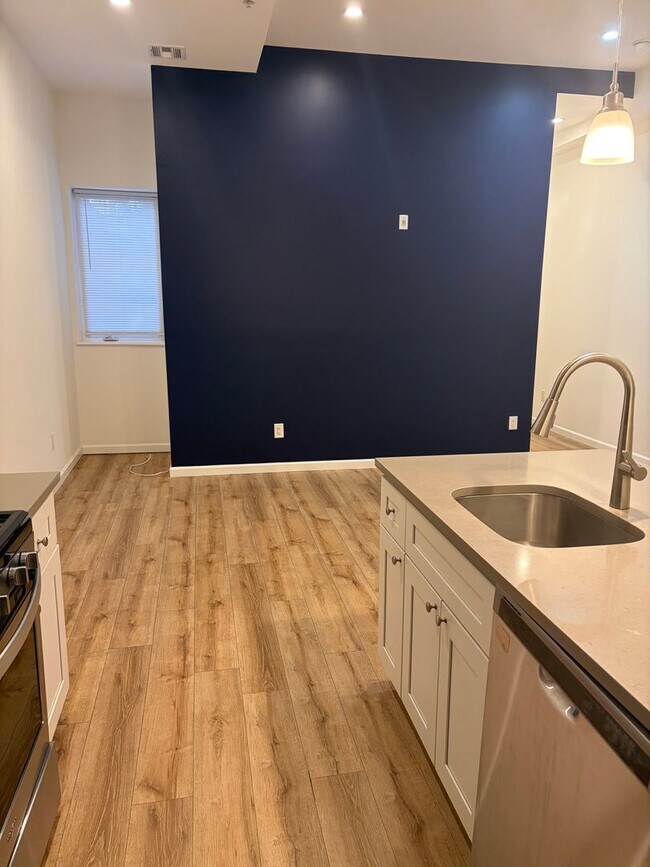 Building Photo - 737 S 4th St