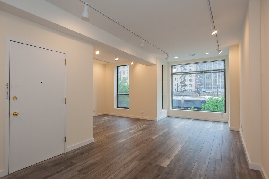 Building Photo - 2336 N Clark St