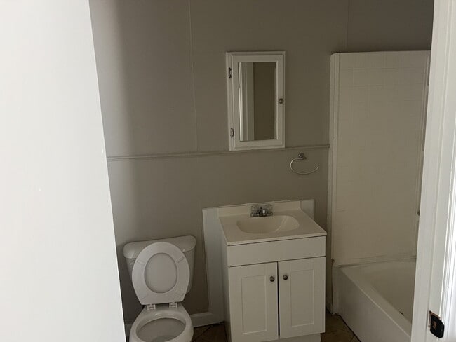 Building Photo - Charming 2 Bedroom Cottage Near King Mill ...