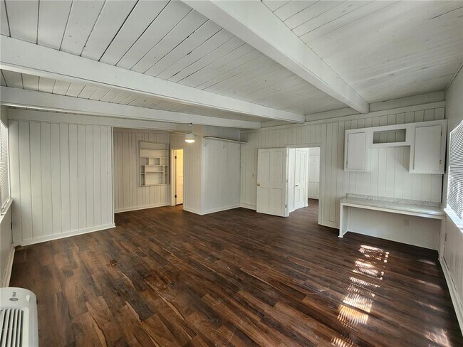 Building Photo - 120 SE 7th St