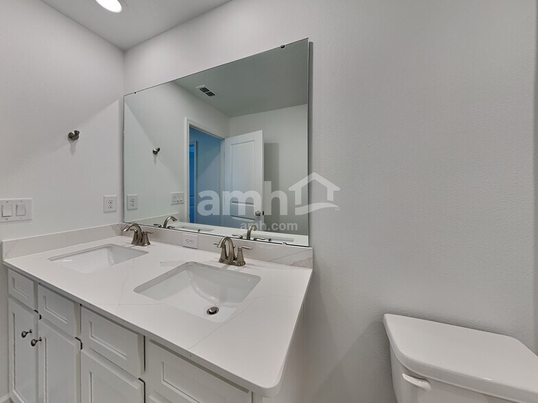 Building Photo - 16446 Cheyanne Ct