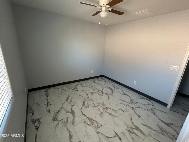 Building Photo - 869 E Doral Ct