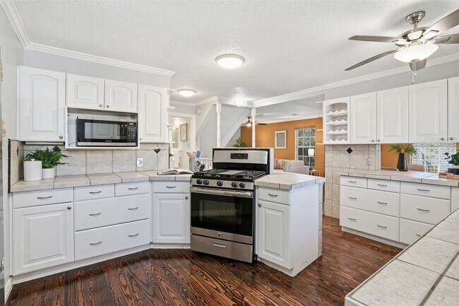 Building Photo - 818 Cedar Rd