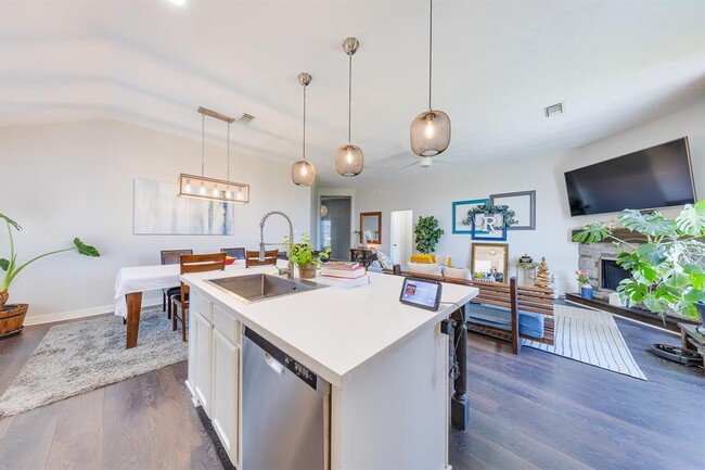 Building Photo - 15110 Diamond Way