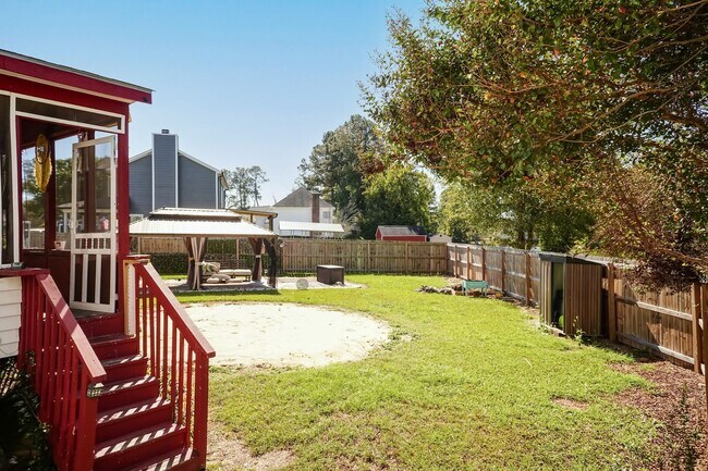 Building Photo - Large Three Bedroom Home!