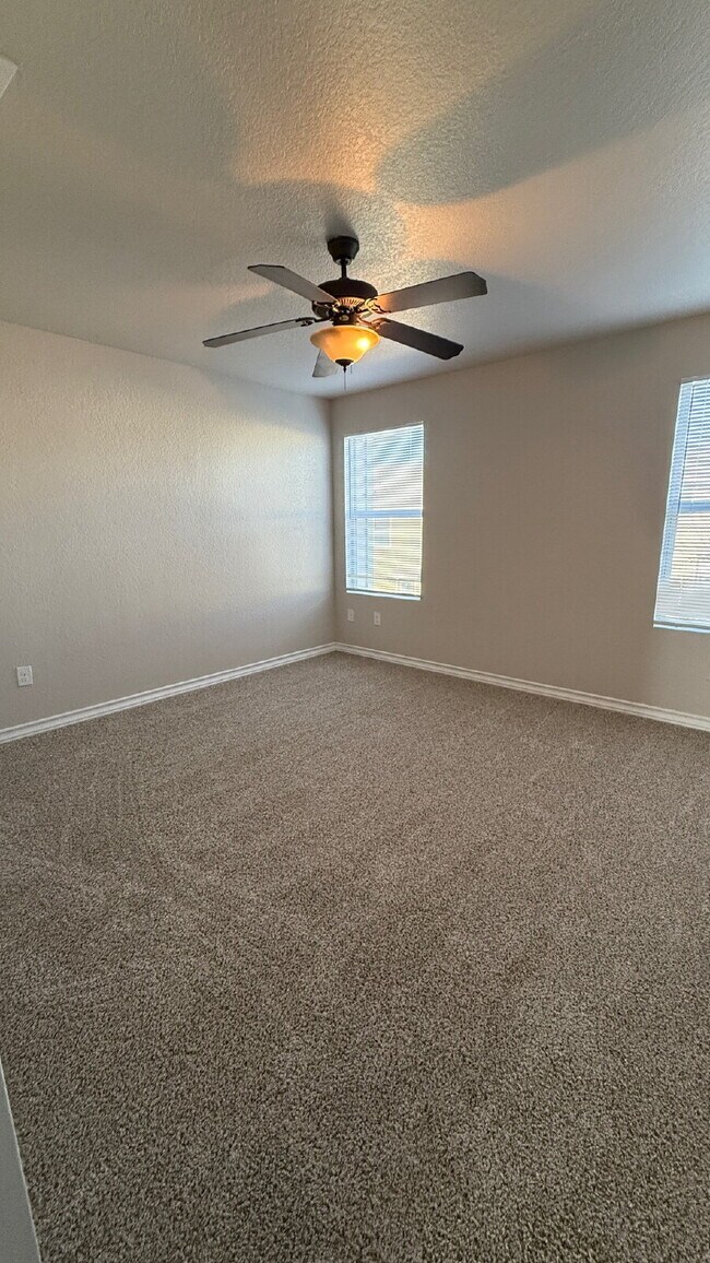 Building Photo - Spacious 3 Bed / 2.5 Bath Townhome in Quiet North Side Community