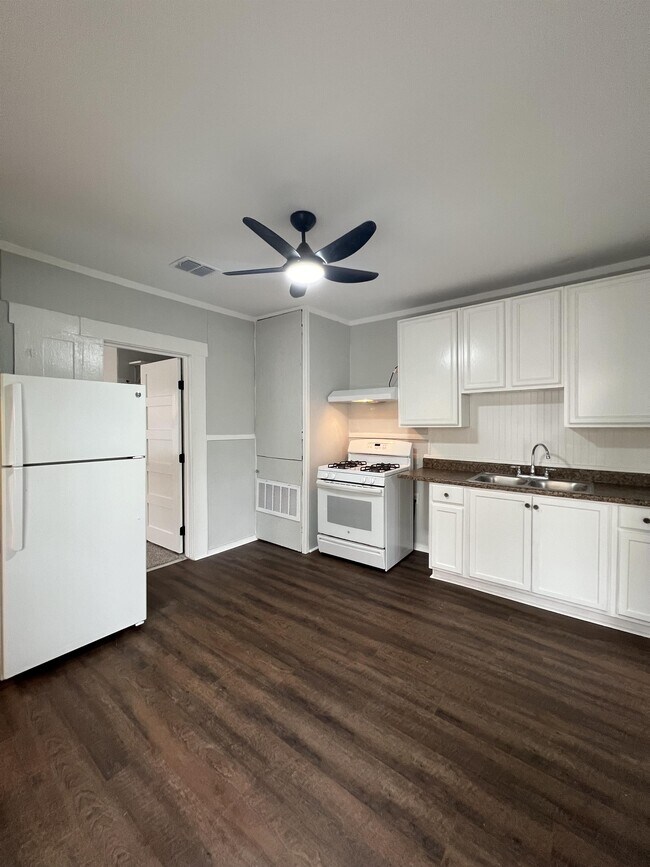 Building Photo - 124-126 Wiggins Pl