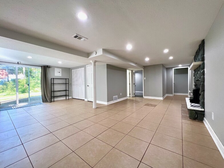 Building Photo - 210 E Madison St