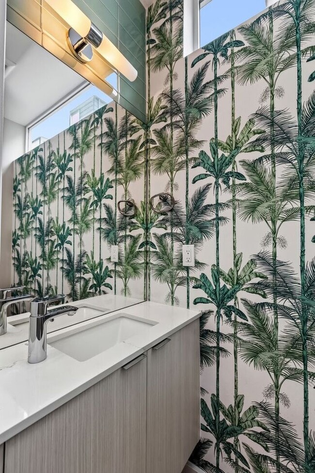 Building Photo - Stunning Standalone Townhome In Coveted Lincoln Park w/ AC (1st Month Free)