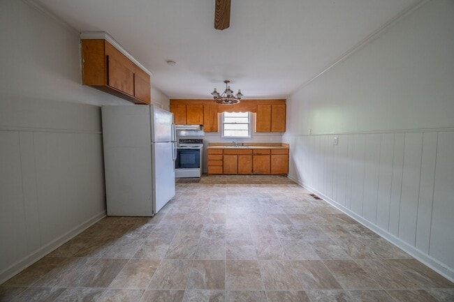 Building Photo - 3-bedroom, 1-bath home with a fenced-in yard, located on Guerrant Street in Greensboro