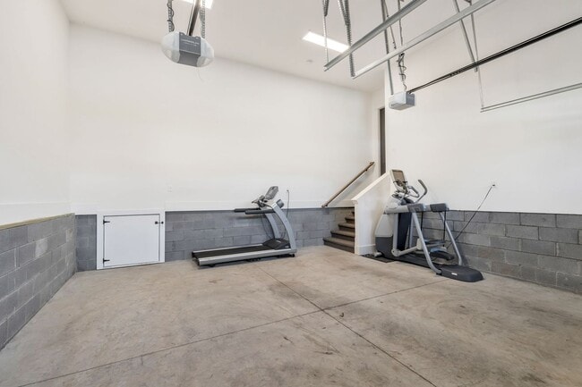 Building Photo - 5 Bedroom Home with Luxury Finishes in West End