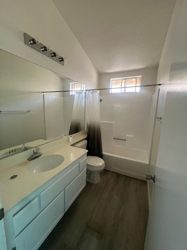 Building Photo - Welcome Home in the Desirable Orangecrest Community!