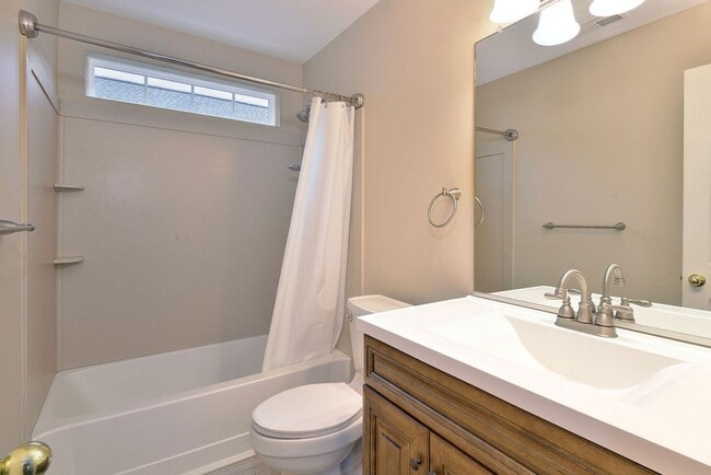 Building Photo - Spacious Home on Wooded Lot!