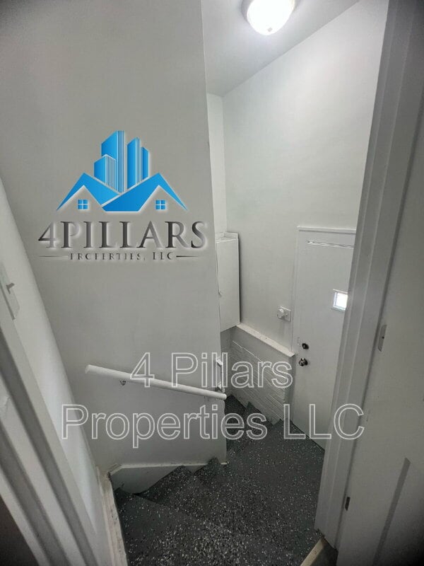 Building Photo - 106 Belden St