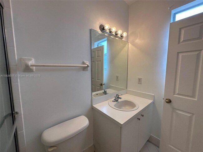 Building Photo - 3370 NE 14th Dr