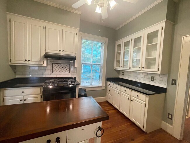 Building Photo - 3 Bedroom 2 1/2 Bath Updated Historic Home