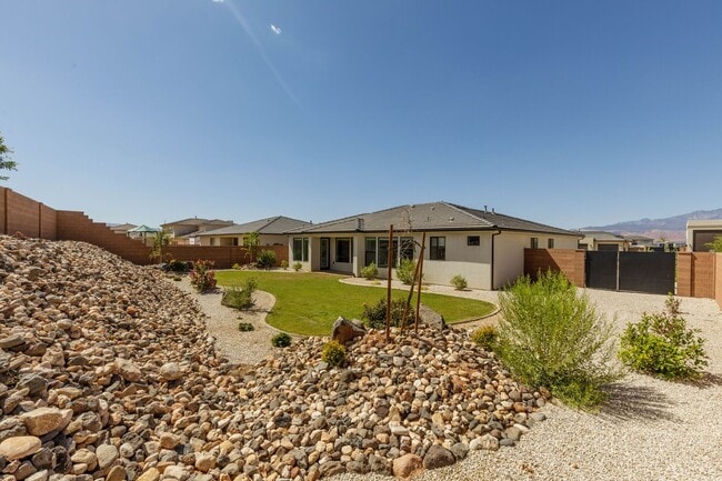 Building Photo - 3 bed plus office / 2.5 bath / 3 car Singl...