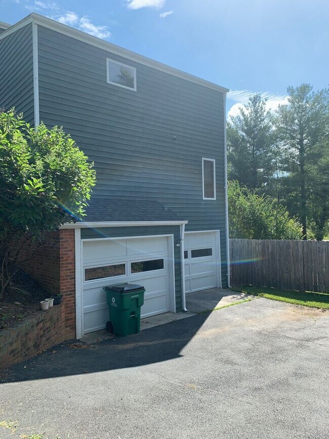 Building Photo - 1100 Cottonwood Dr