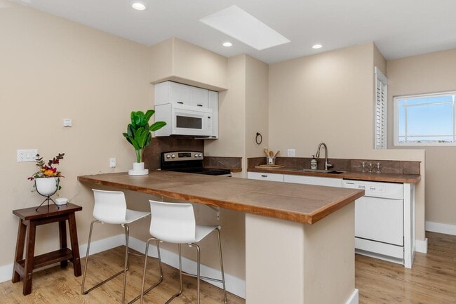 Building Photo - Charming Coastal Studio in Carlsbad - Furnished, all utilities + wi-fi included!