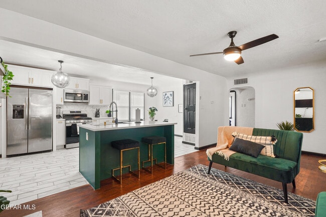 Building Photo - 614 Loretto Rd