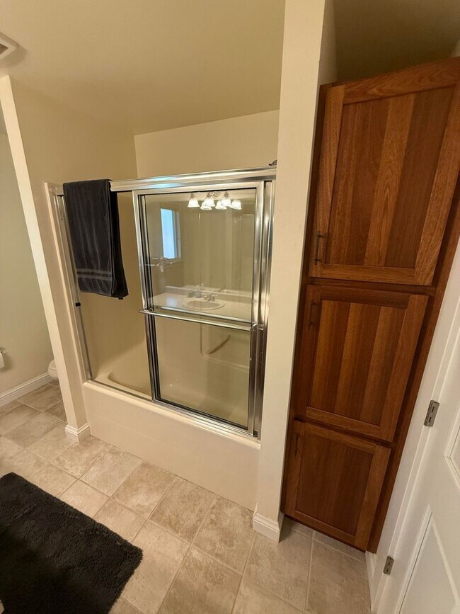 Building Photo - 3 Bed 2 Bath Large Beautiful Home