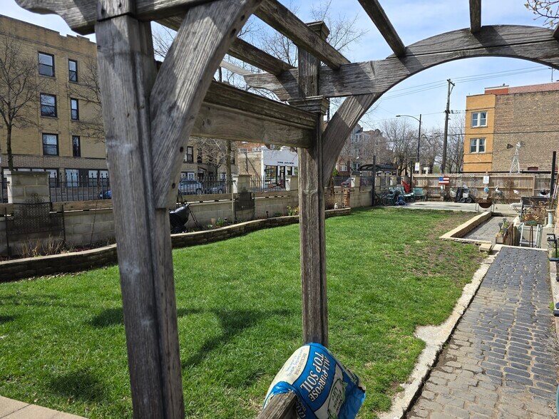 Side yard. - 1204 N Kedzie Ave