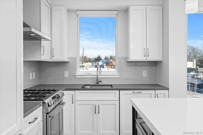 Building Photo - 422 E Boston Post Rd