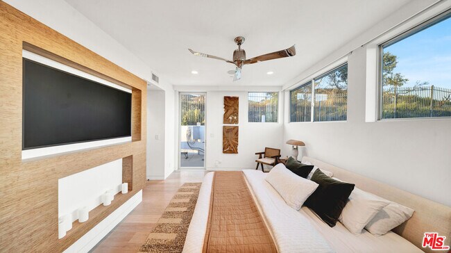 Building Photo - 2915 Tuna Canyon Rd