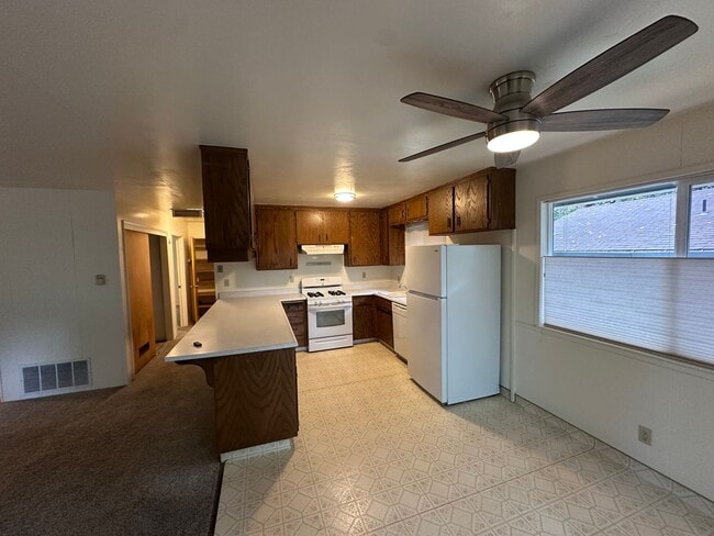 Building Photo - Charming Cascade Shores Retreat 2/1 1,000 ...