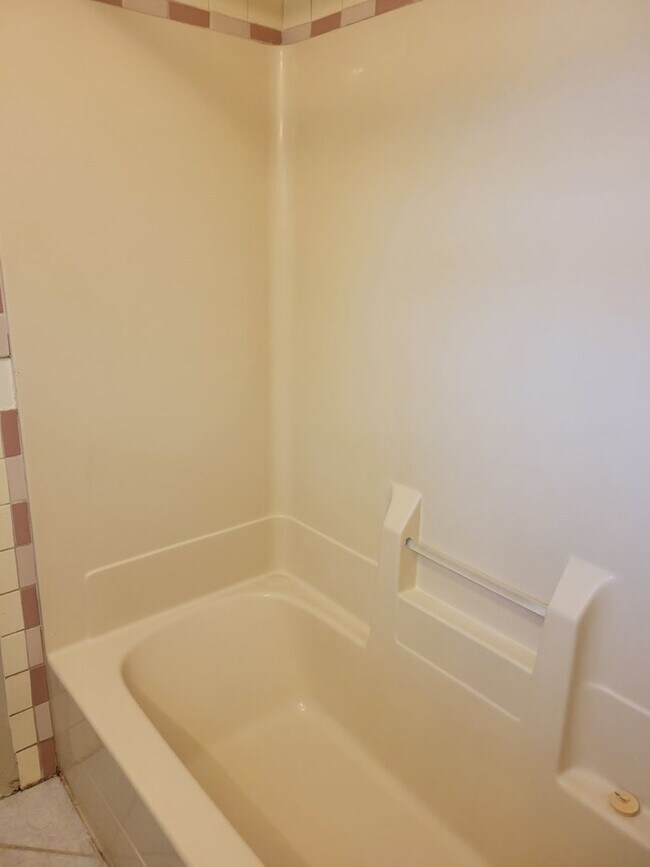 Building Photo - 419 Mallory