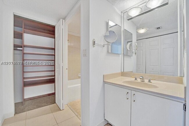 Building Photo - 20505 E Country Club Dr
