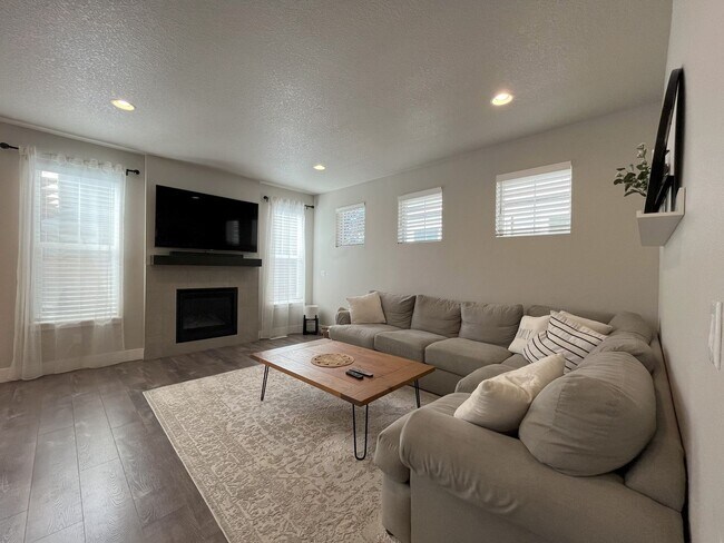 Building Photo - Spacious 3-Bedroom + Loft Home with Modern...