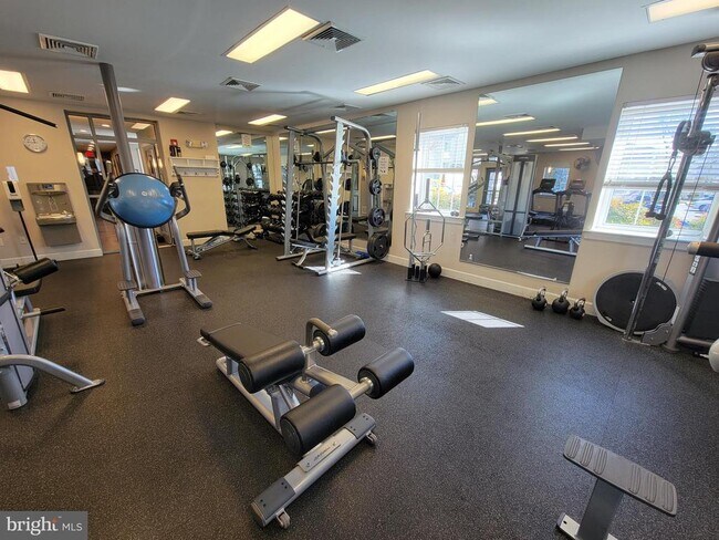 Building Photo - 4151 S Four Mile Run Dr