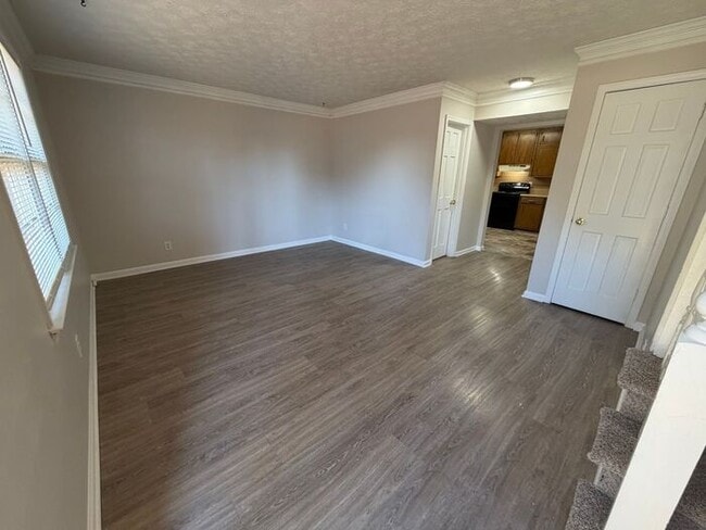 Building Photo - Beautiful 2 bedroom 1.5 bath town home!