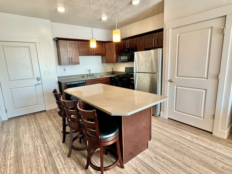 Building Photo - 460 E 400 S