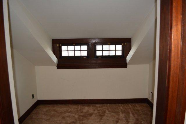 Building Photo - Beautiful, spacious Craftsman, Owner pays Yard Care, Laundry on site