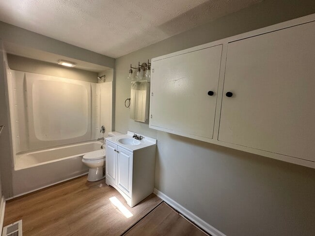 Building Photo - BEAUTIFUL NEWLY RENOVATED  3 BEDROOM HOUSE...