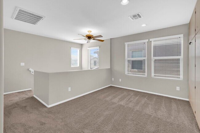 Building Photo - 946 S Hawk Ln