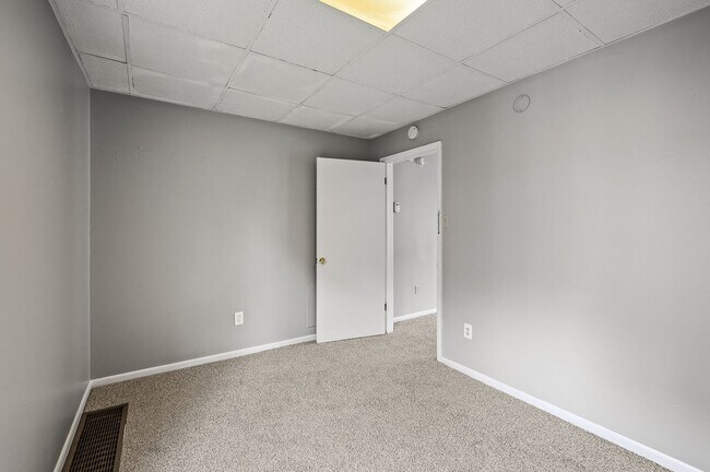 Building Photo - Cute 2BR 1 Bath Apartment Available 8/15