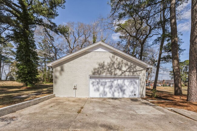 Building Photo - 412 Circle Dr