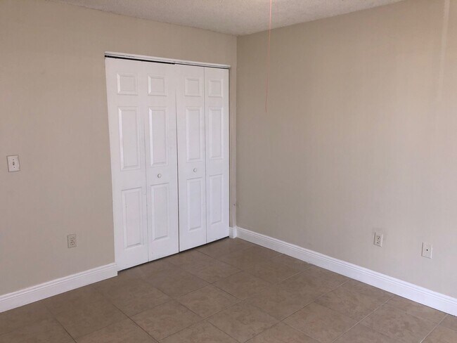 Building Photo - Spacious 2 Bedroom, 1 Bathroom Condo