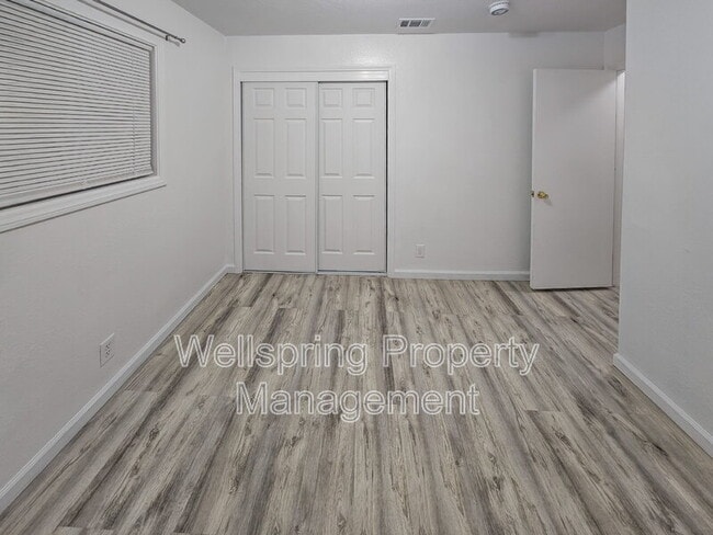 Building Photo - 117 S Silver Ridge St